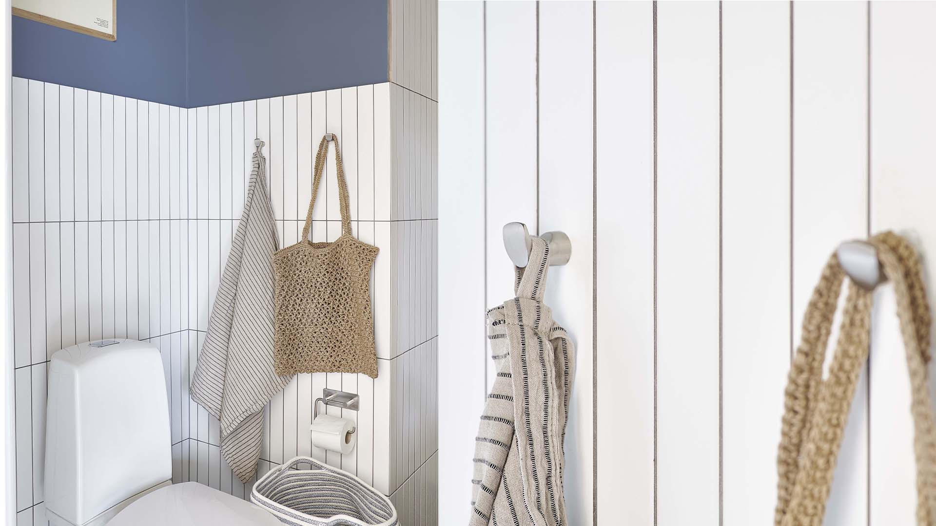 Badrum med krokar för handdukkar som hänger på väggen
